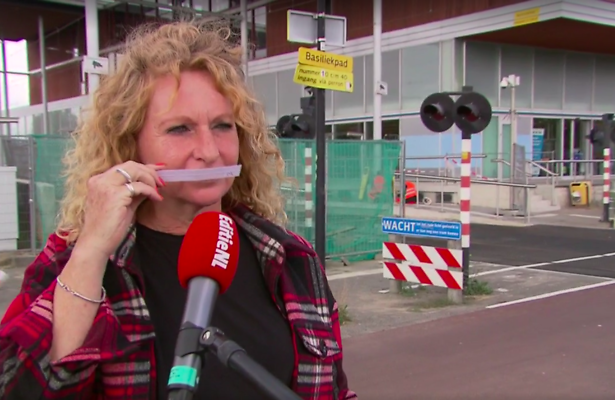 Een mevrouw die het Zeeman-luchtje test. 
